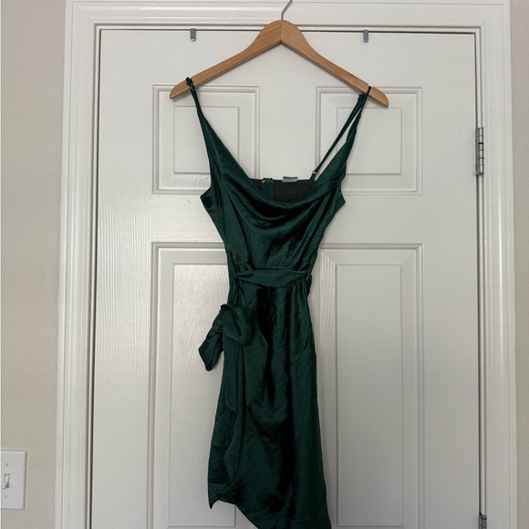 Elegant Green Satin Dress - Picture 1 of 3
